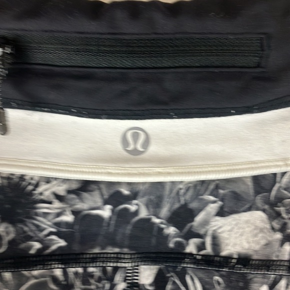 Lulu Lemon flowabunga floral cropped athletic leggings size 4 - Picture 6 of 9